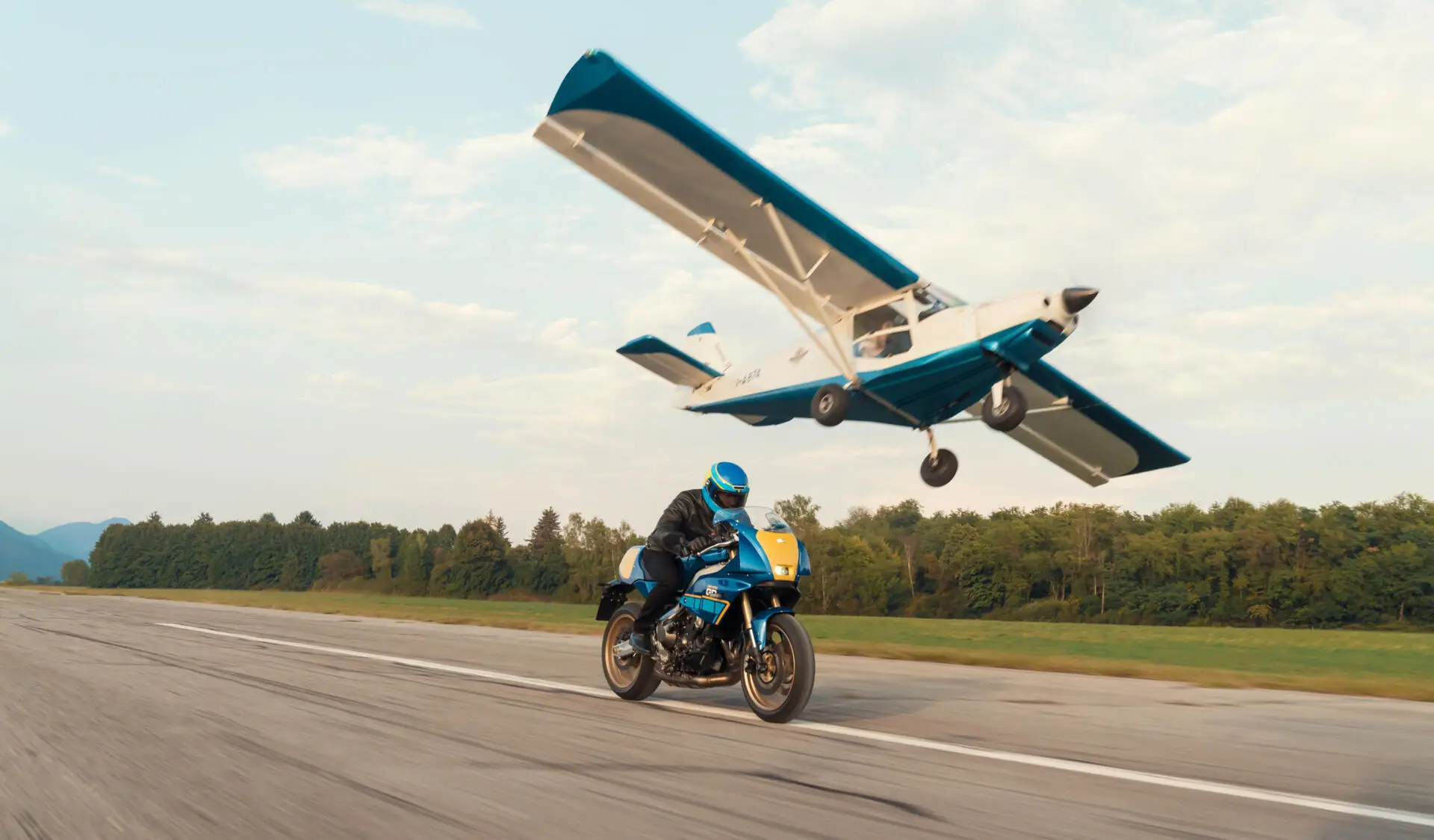 2027-Yamaha-XS850-S-EU-Legend_Blue-Action-003-03