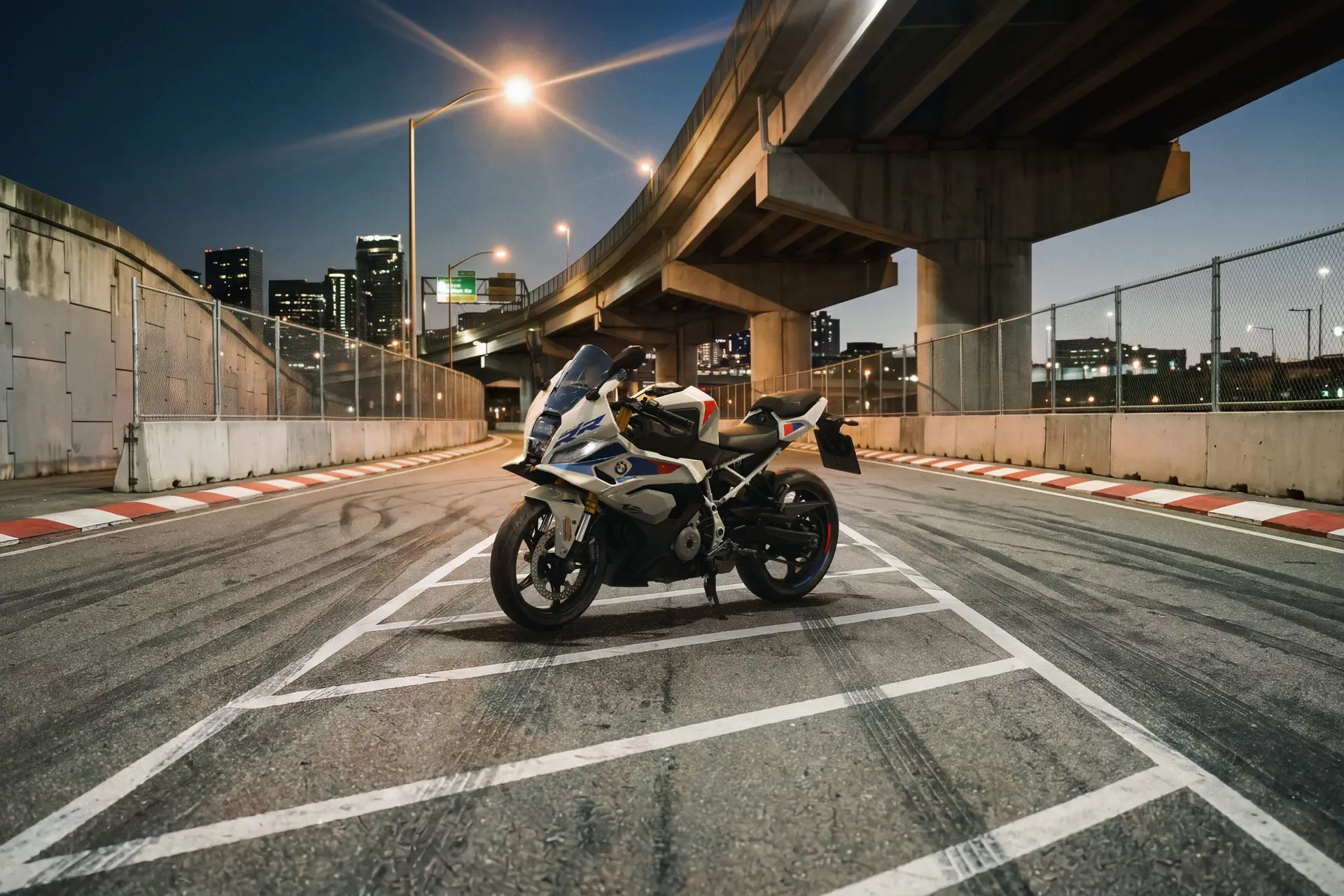 P90657403_highRes_bmw-f-450-rr