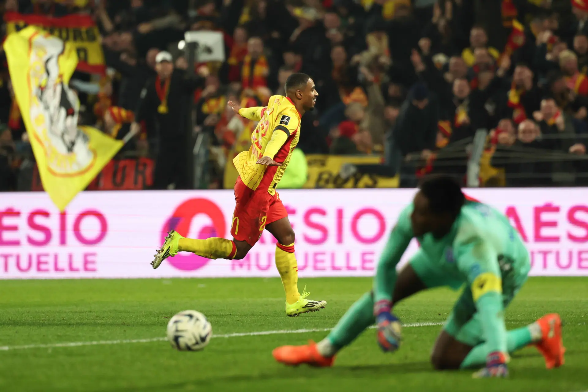 Lens s’arrache et frustre encore le PSG