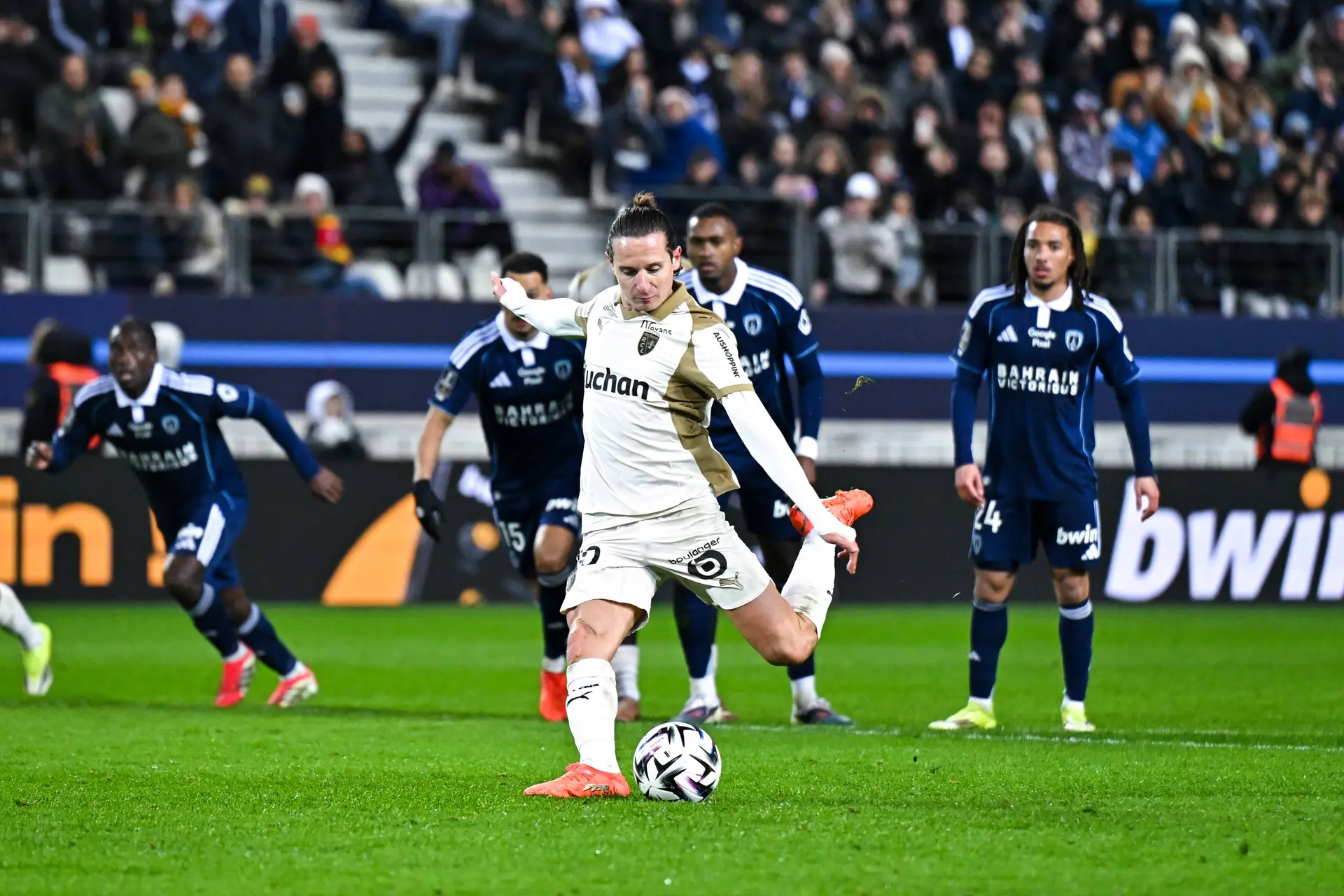 L1 : Le Paris FC giflé, Lens prend les commandes