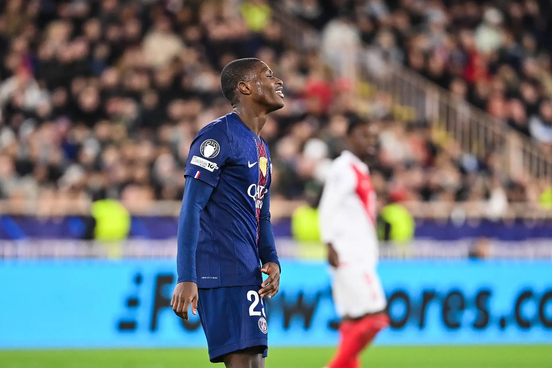 Un joueur du PSG se fait tailler