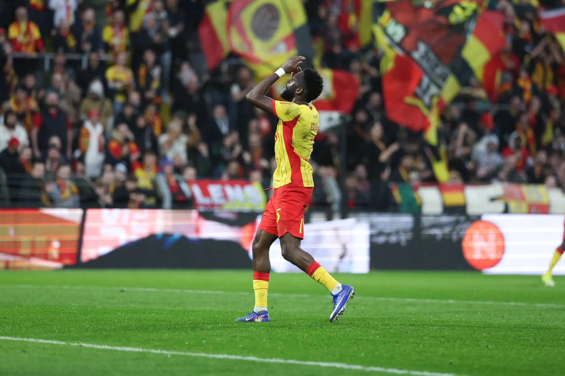 Renversé en 10 minutes, Lens laisse le champ libre au PSG