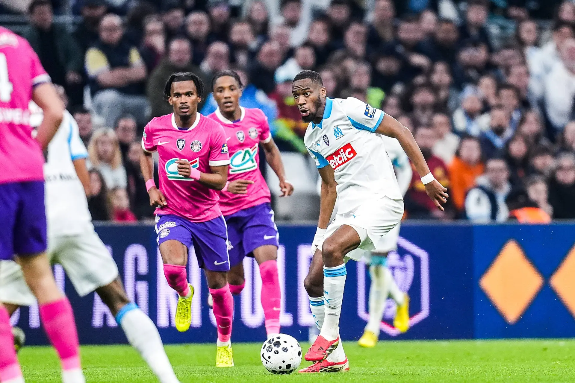 OM : Les joueurs attaqués par des jets de fumigènes