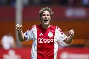 Le Psg Fonce Sur Mika Godts La Pepite Belge De Lajax