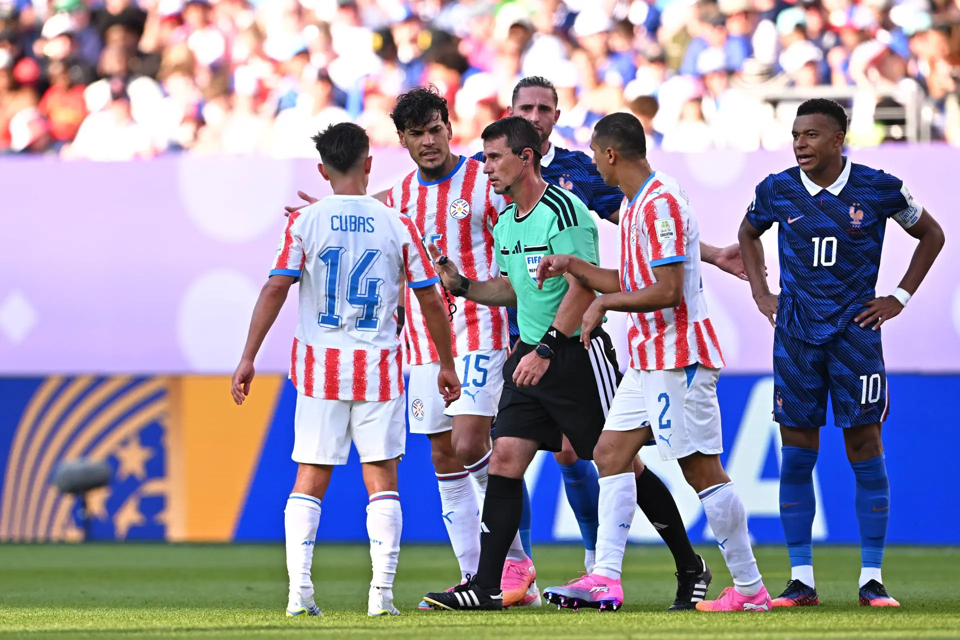 L’arbitre de France-Paraguay choque le monde