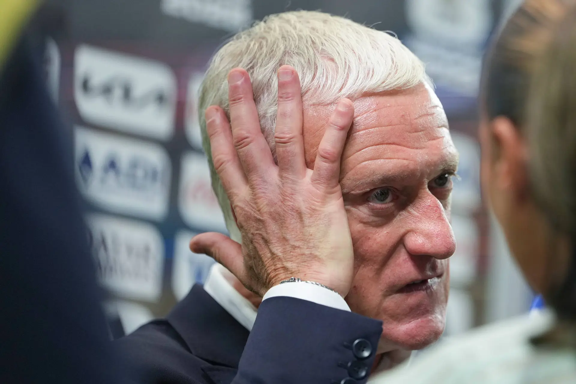 Deschamps allume l'arbitre et se fait défoncer
