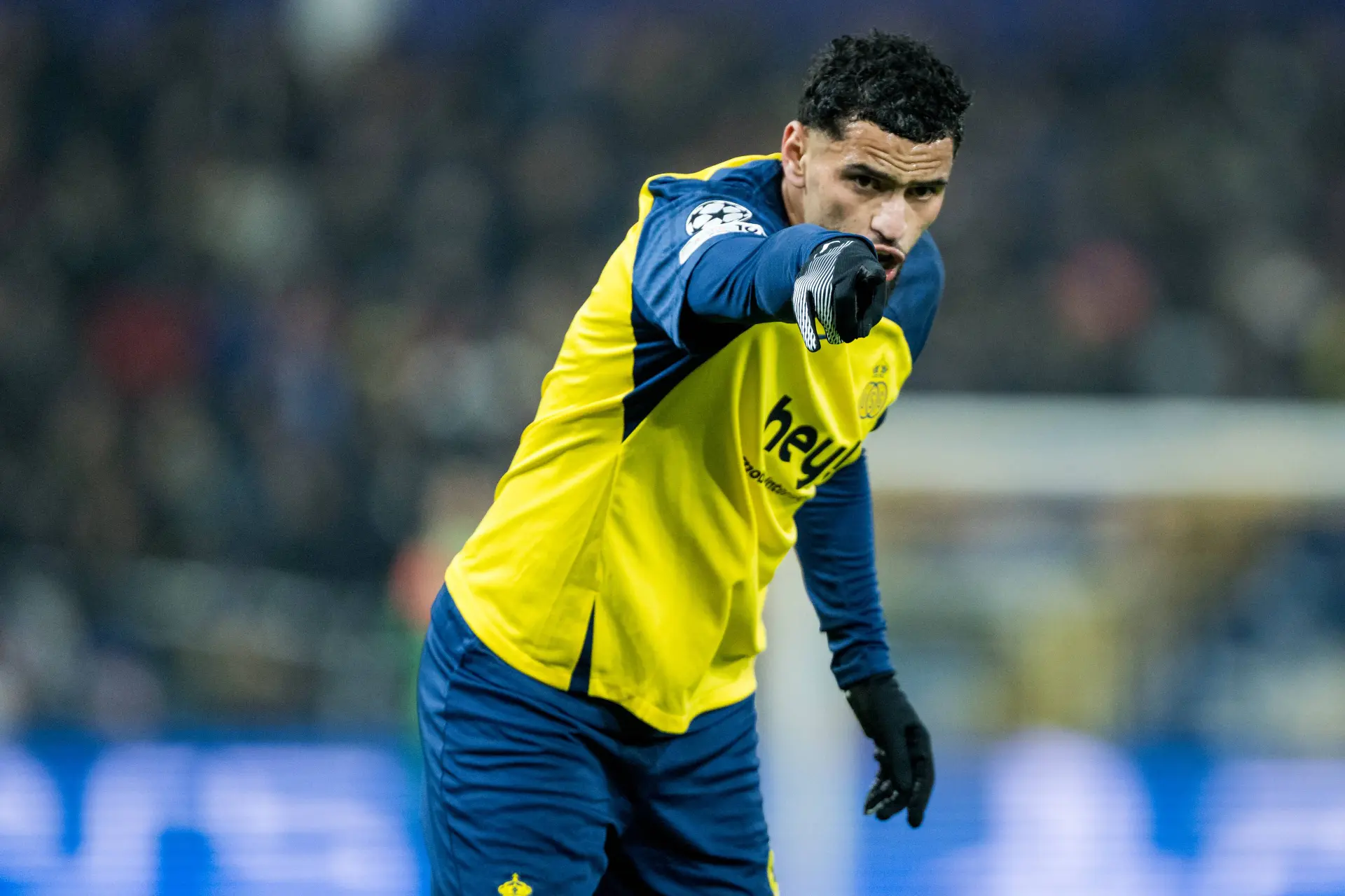 Lom Pousse Tres Fort Pour Recruter Cet International Algerien