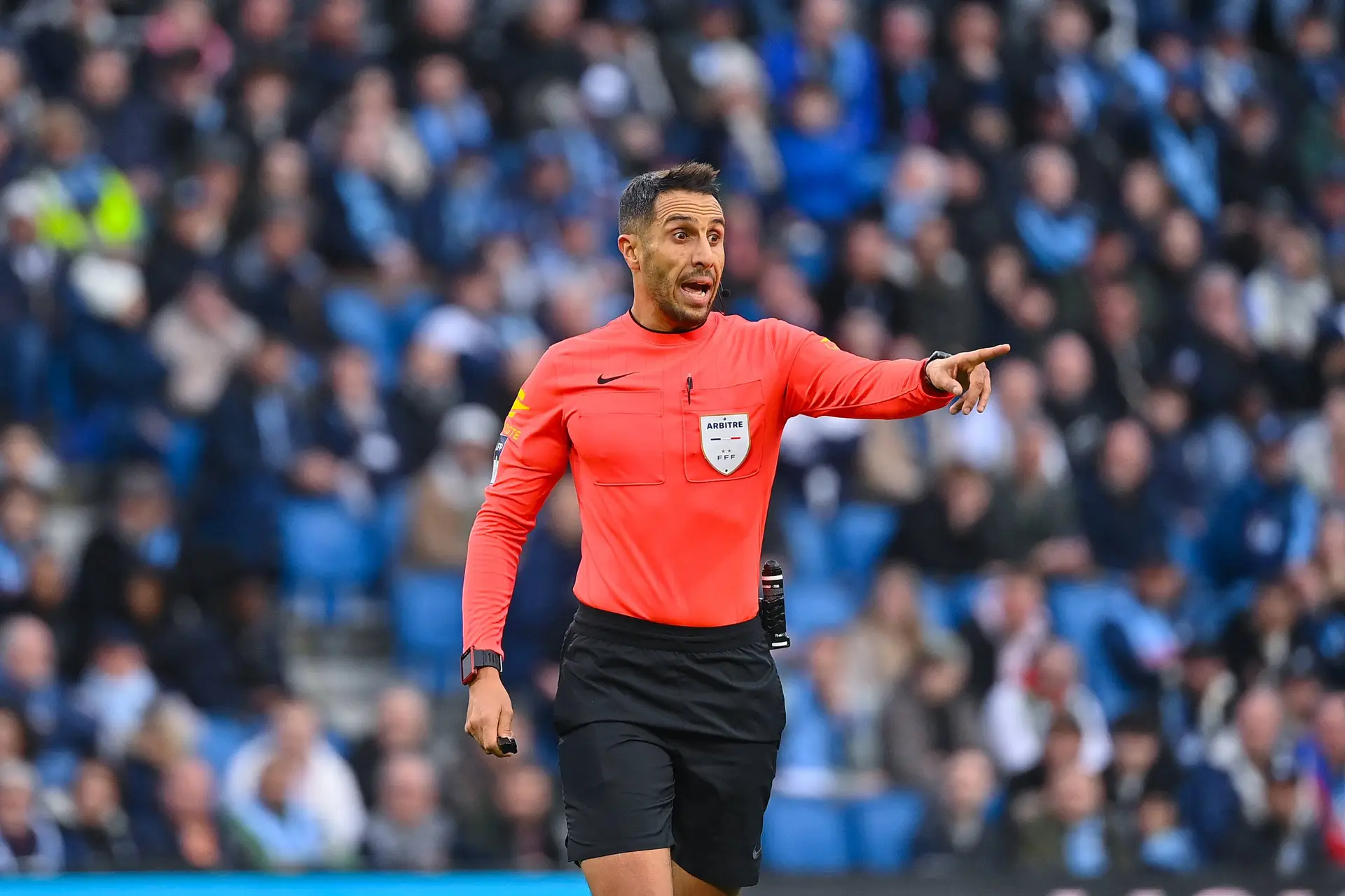 Un Arbitre De Ligue 1 Condamne A 6 Mois De Prison