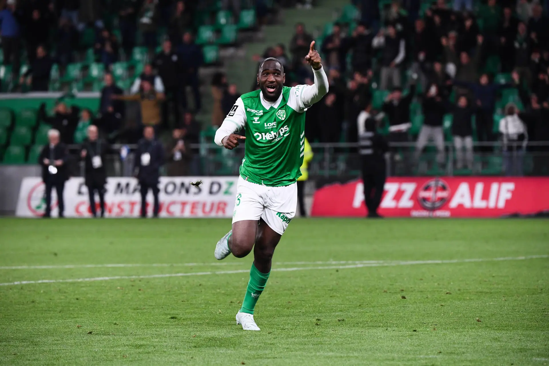 Officiel Nade Quitte Lasse Pour Les Emirats