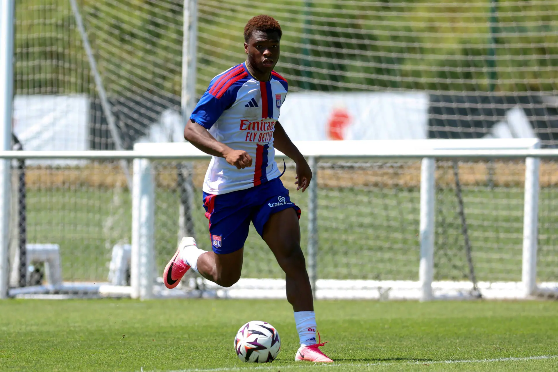 Officiel Lol Prete Molebe A Lausanne