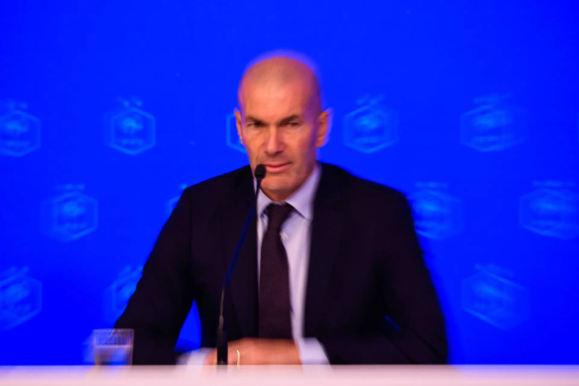 Edf Zidane Presente Son Staff Avec Fabien Barthez