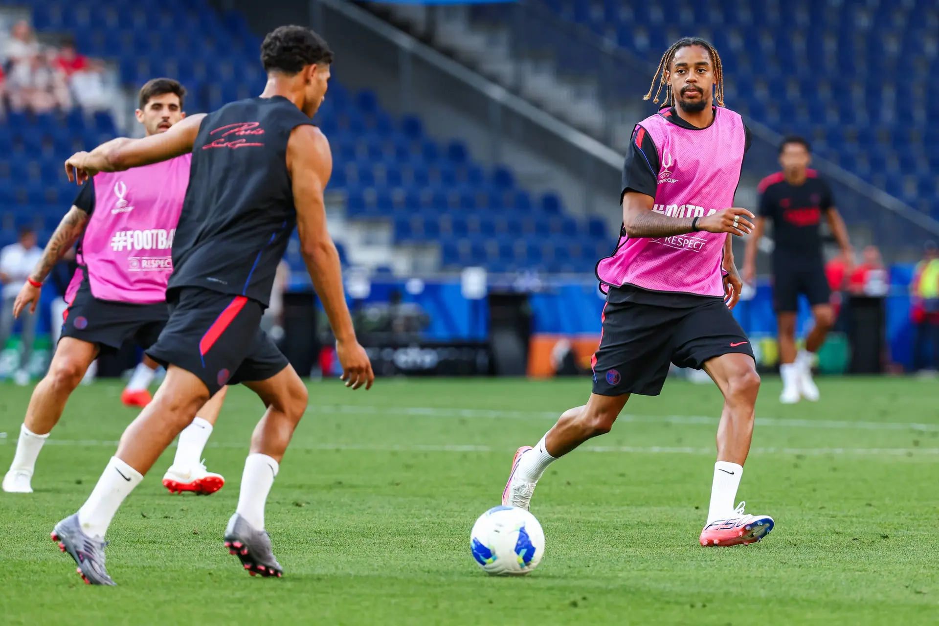 Le Psg Avec Barcola Sur Le Banc Contre Aston Villa