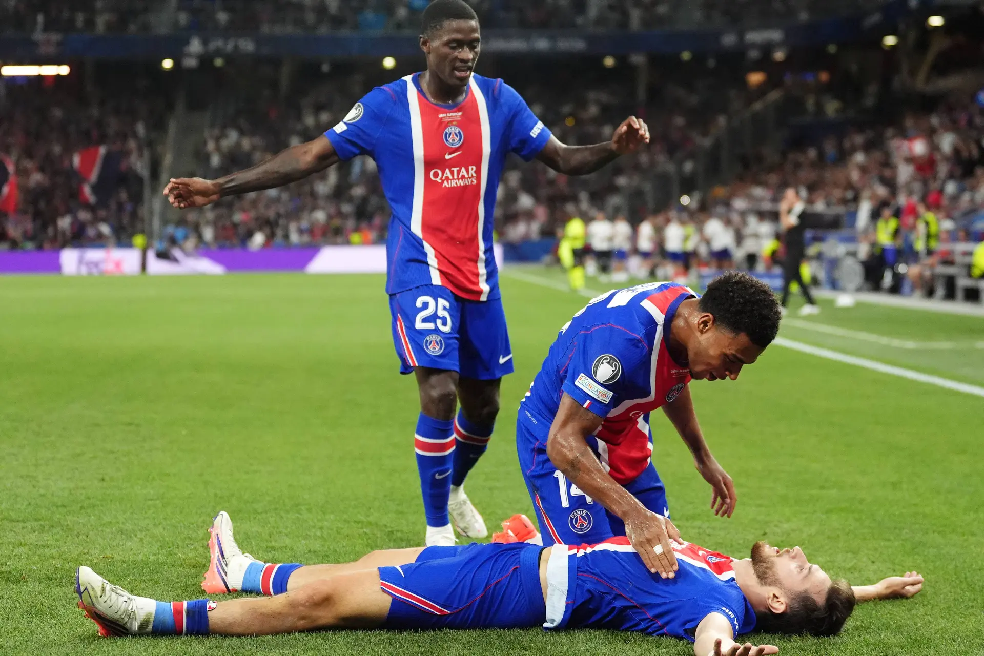 Le Psg Gagne Son Premier Trophee Et Inquiete Deja Leurope