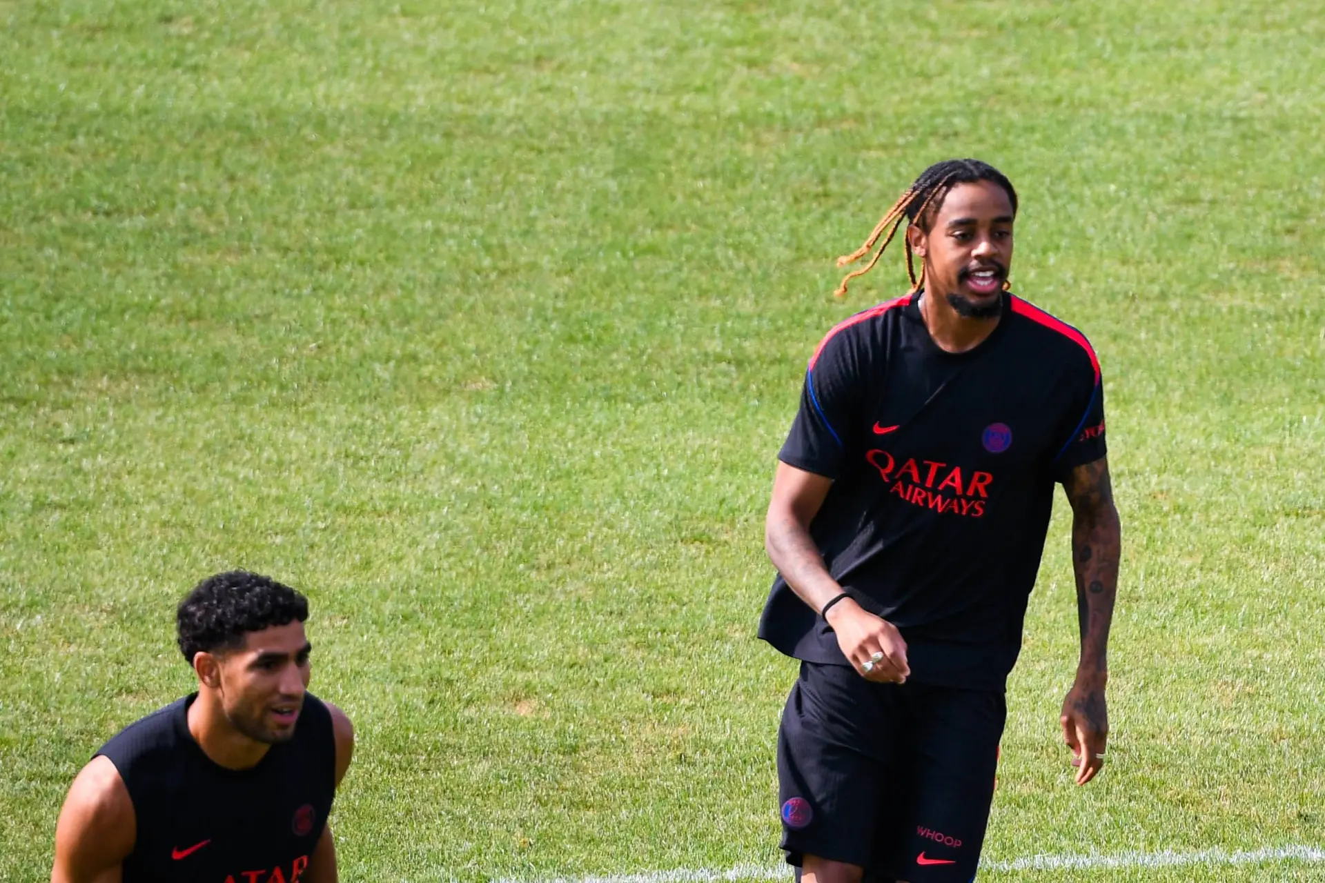 Le Psg Pousse Barcola Dehors Avant Lens