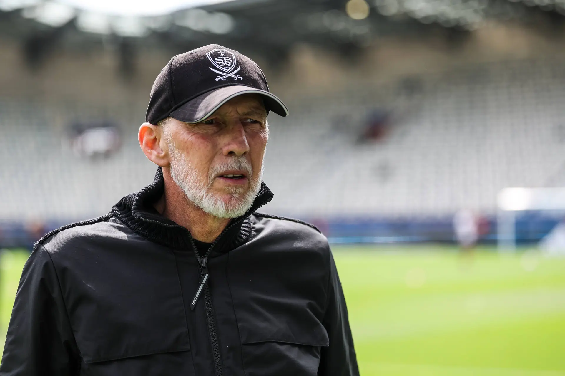 Le Splendide Geste De Brest Avec La Casquette Deric Roy