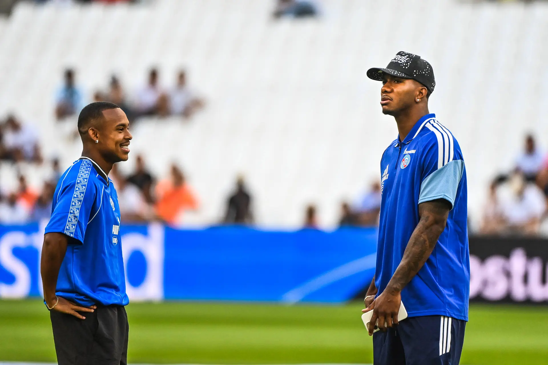 Le Groupe De Lom Avec Paixao Contre Le Pfc
