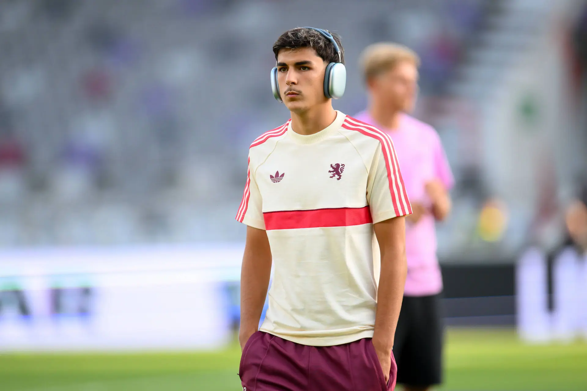 Ol Il Quitte Le Club Les Supporters Sans Pitie