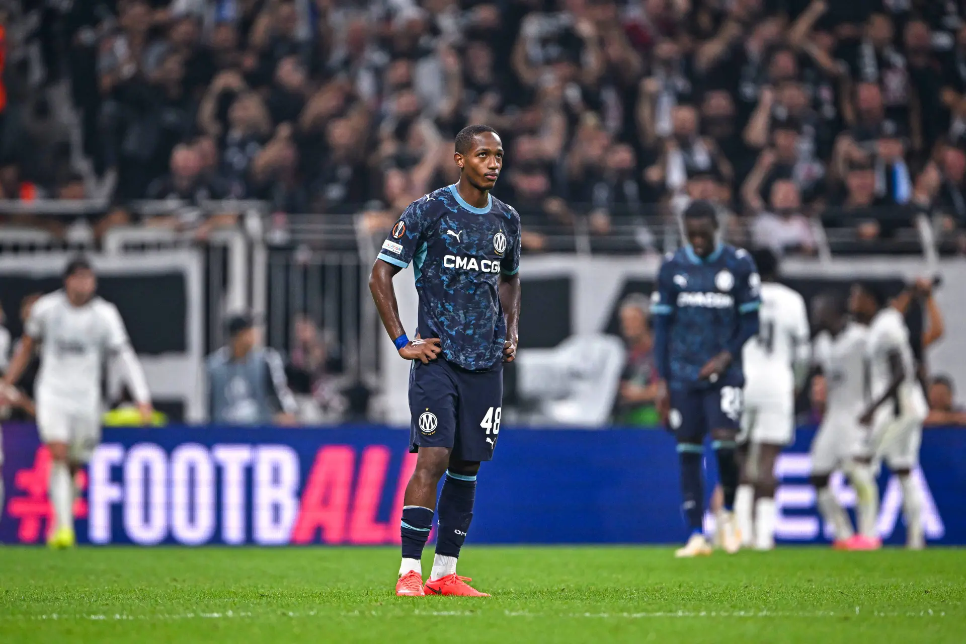 El Lom Sombre Completement A Besiktas