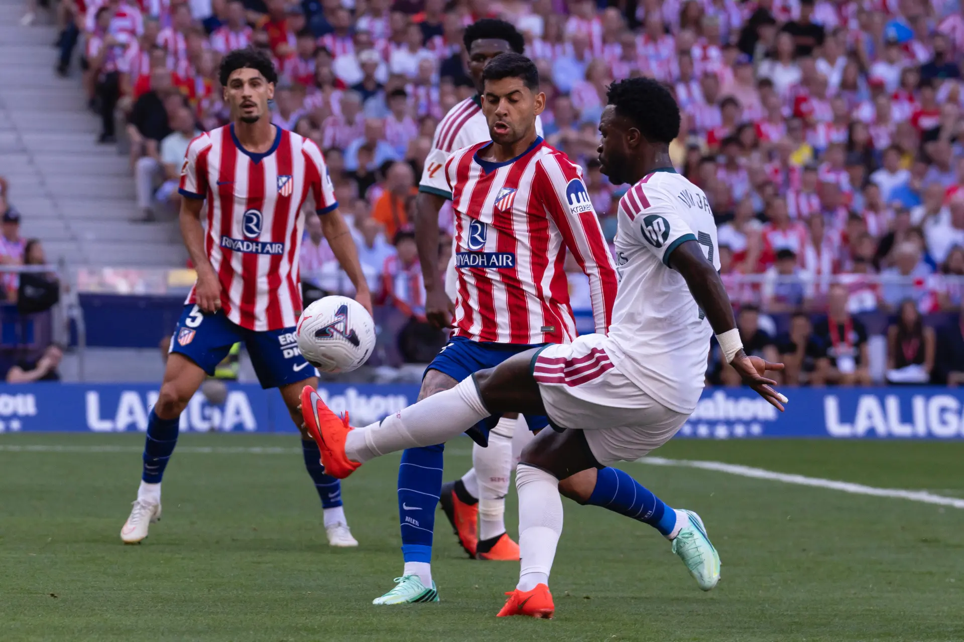 Liga Le Derby Pour Latletico Debut De Crise Au Real