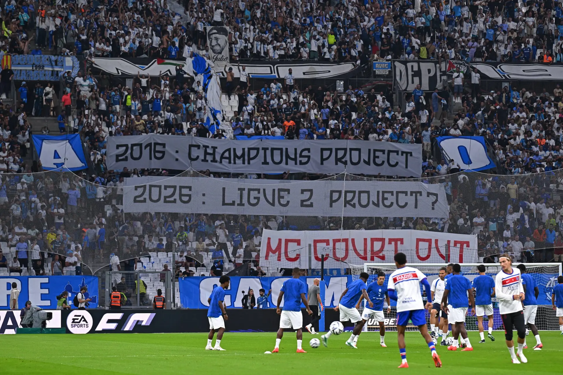 Om Les Supporters Chambrent Mccourt