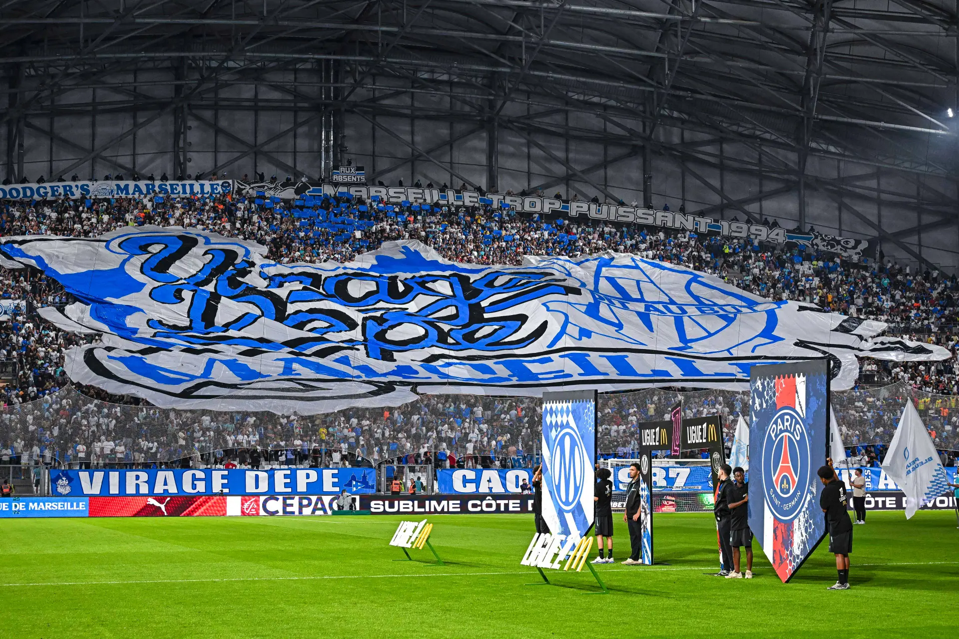 Pas De Jaloux Ce Commissaire A Une Mauvaise Nouvelle Pour Lom Et Le Psg