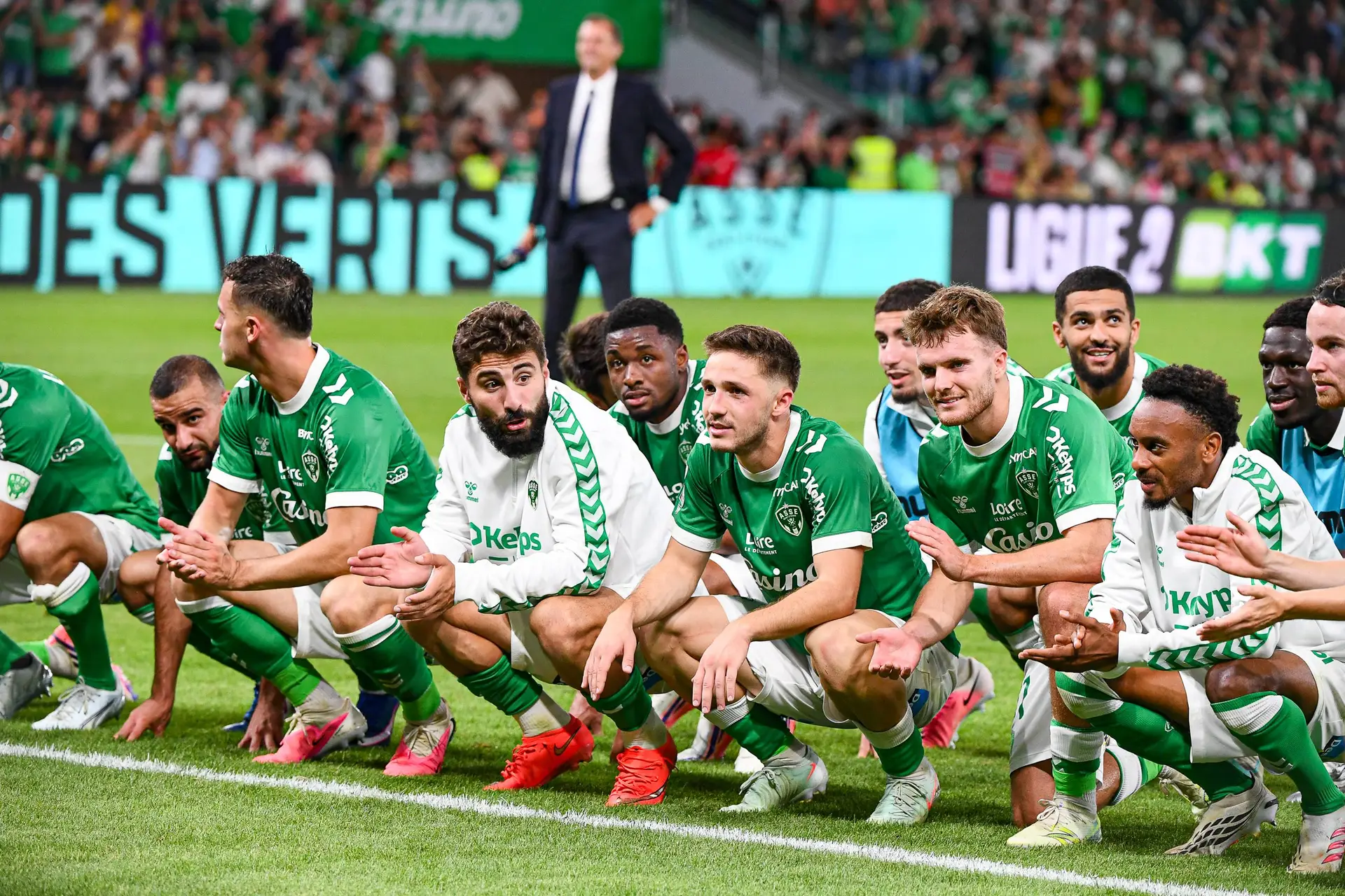 Ils Nen Peuvent Plus Lasse Se Frotte Les Mains