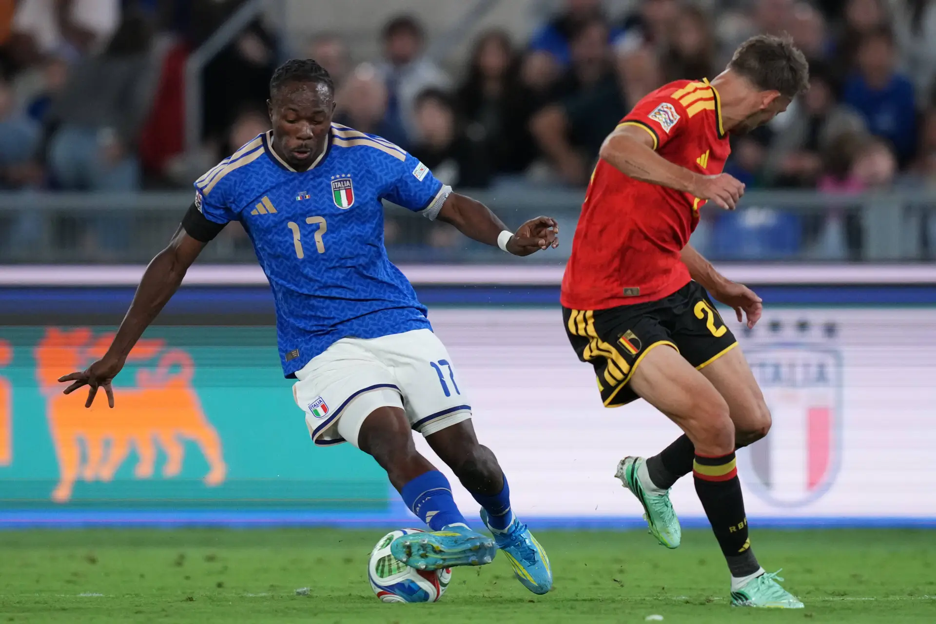 Lom Pret A Bondir Sur Un International Italien
