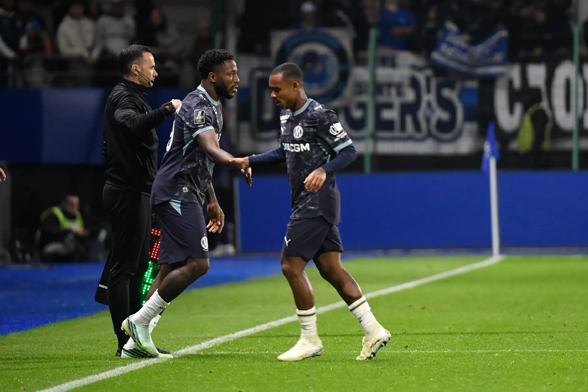 Embrouille Pour Un Penalty Paixao Enerve Lom Est Sur Les Nerfs