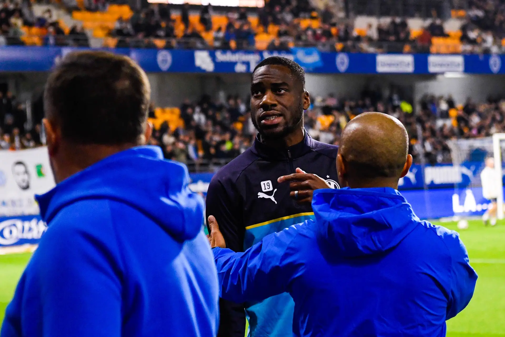 Om Kondogbia Sembrouille Avec Un Supporter Le Peuple A Tranche