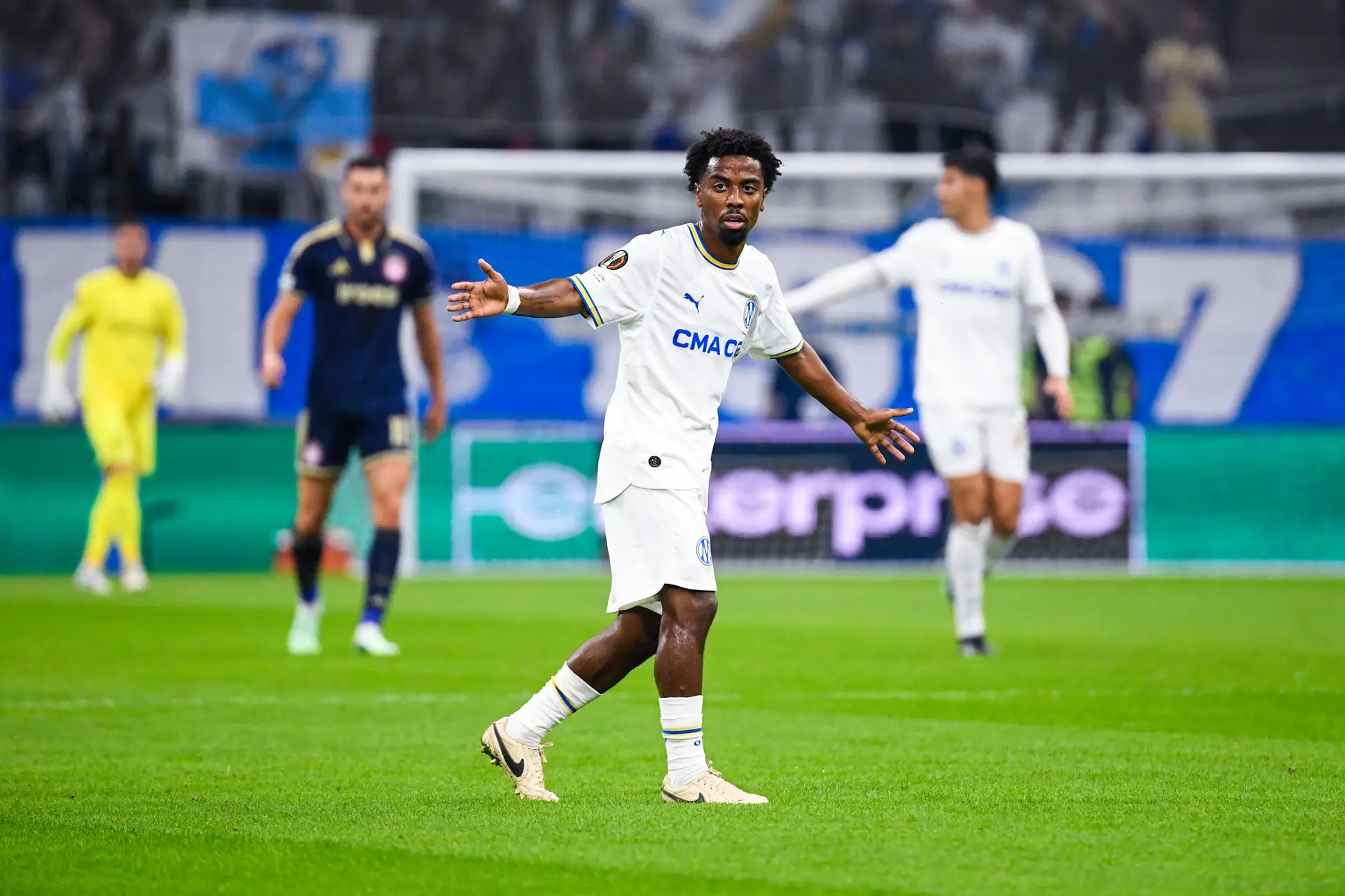 Om Dr Riolo Demande Une Visite Medicale Pour Angel Gomes