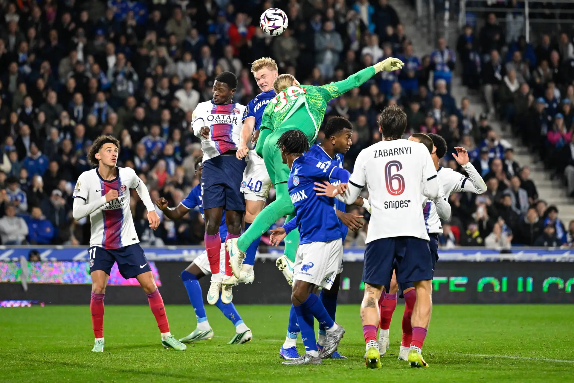 Le Psg Change Dequipe Et Renverse Strasbourg