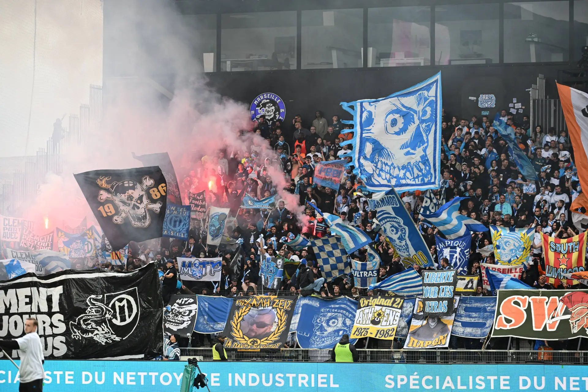 Om 300 Supporters De Trop La Police Autrichienne Sechauffe
