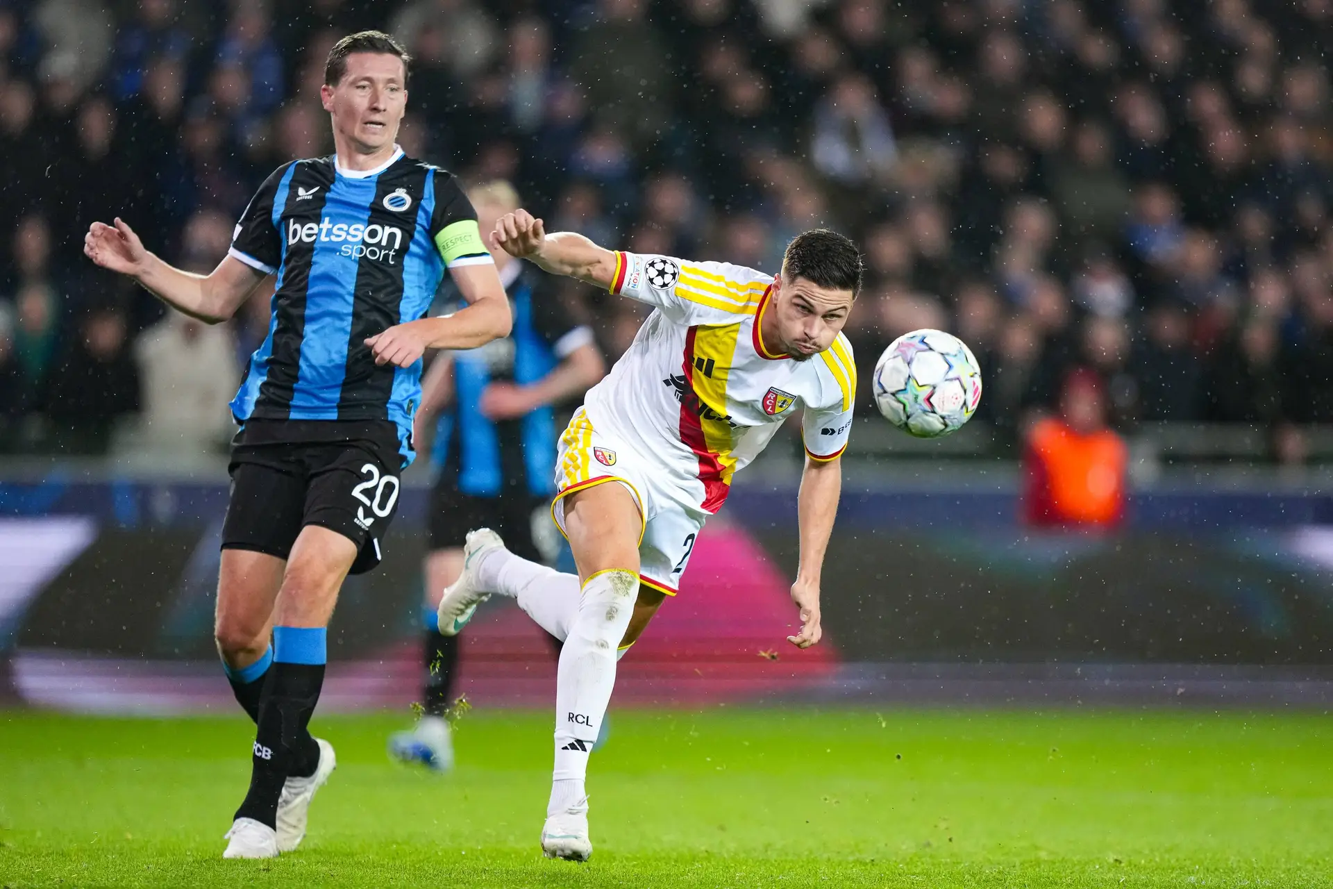 Lens Se Fait Rouler Dessus A Bruges