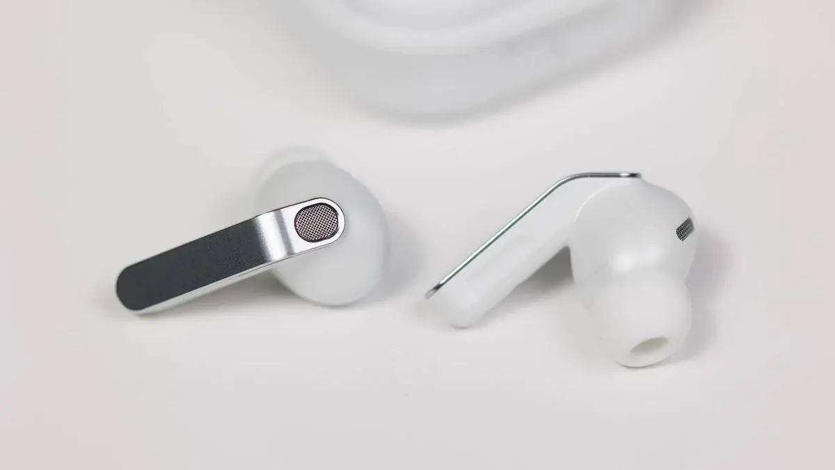 Galaxy_Buds_4_Pro_placed_outside_their_charging_ca_1786526111087