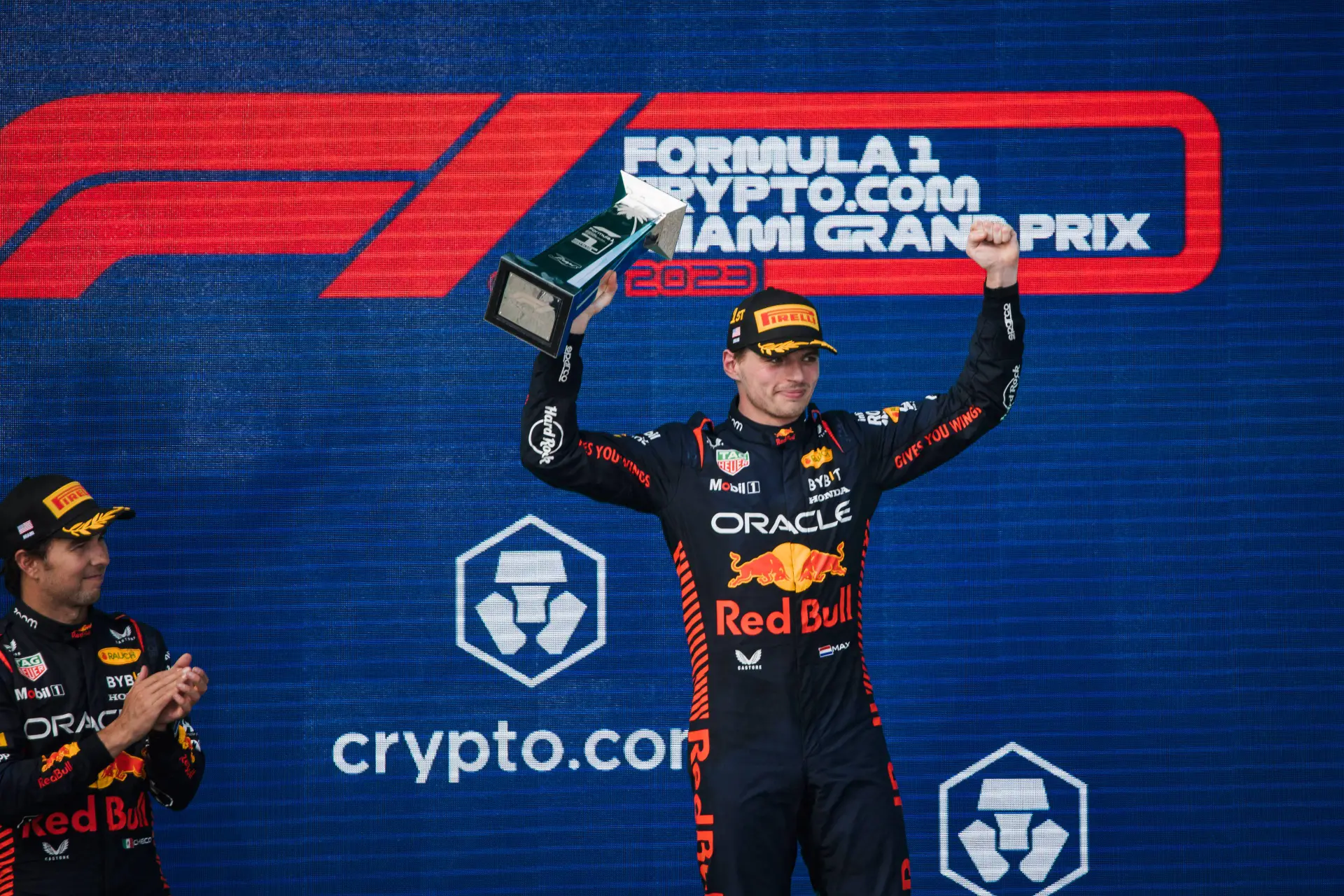 Gesigneerd racepak Verstappen wordt geveild voor goed doel Red Bull
