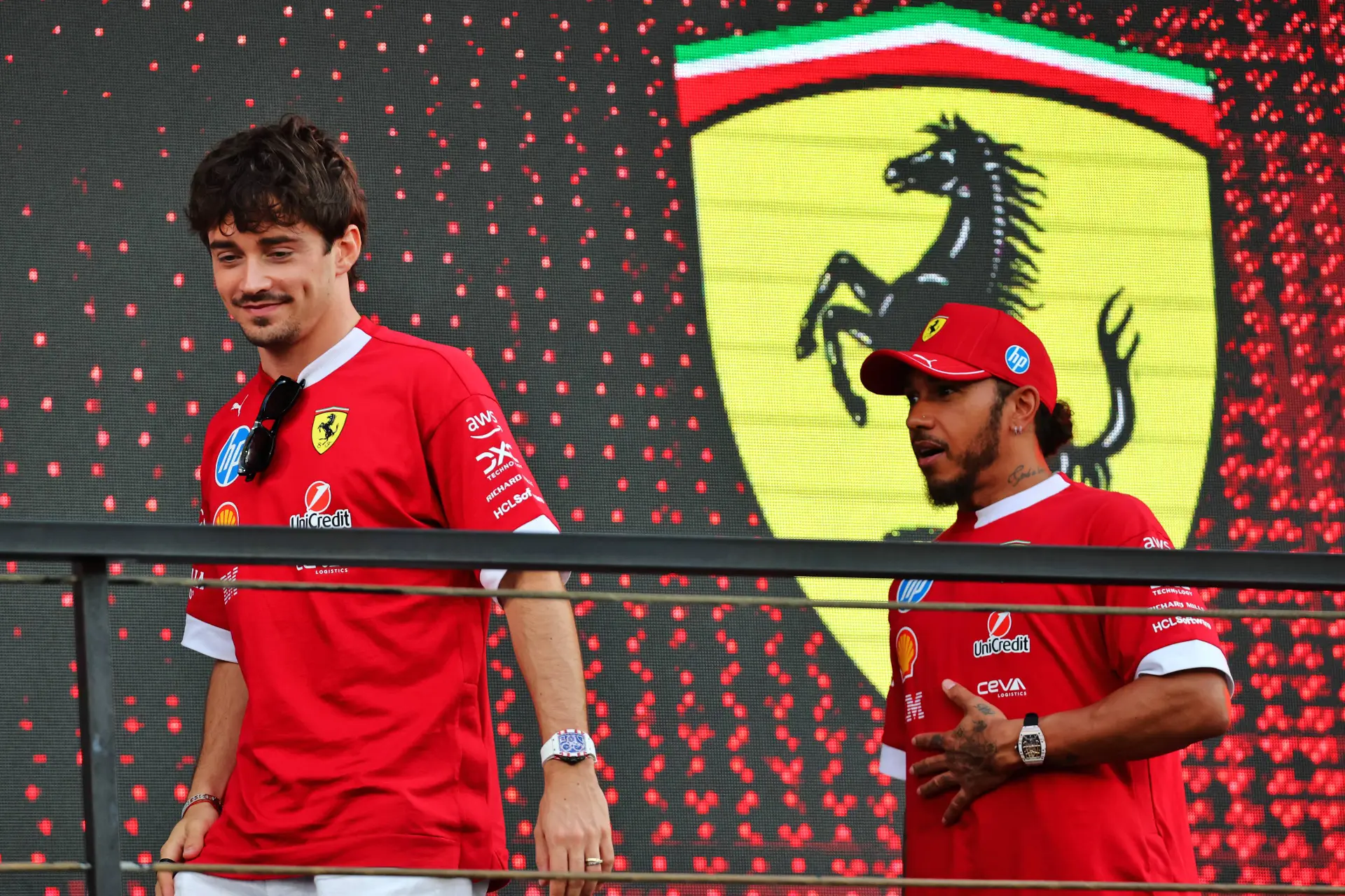 Hamilton en Leclerc in andere kleuren te zien met speciale Ferrari-look voor GP Miami