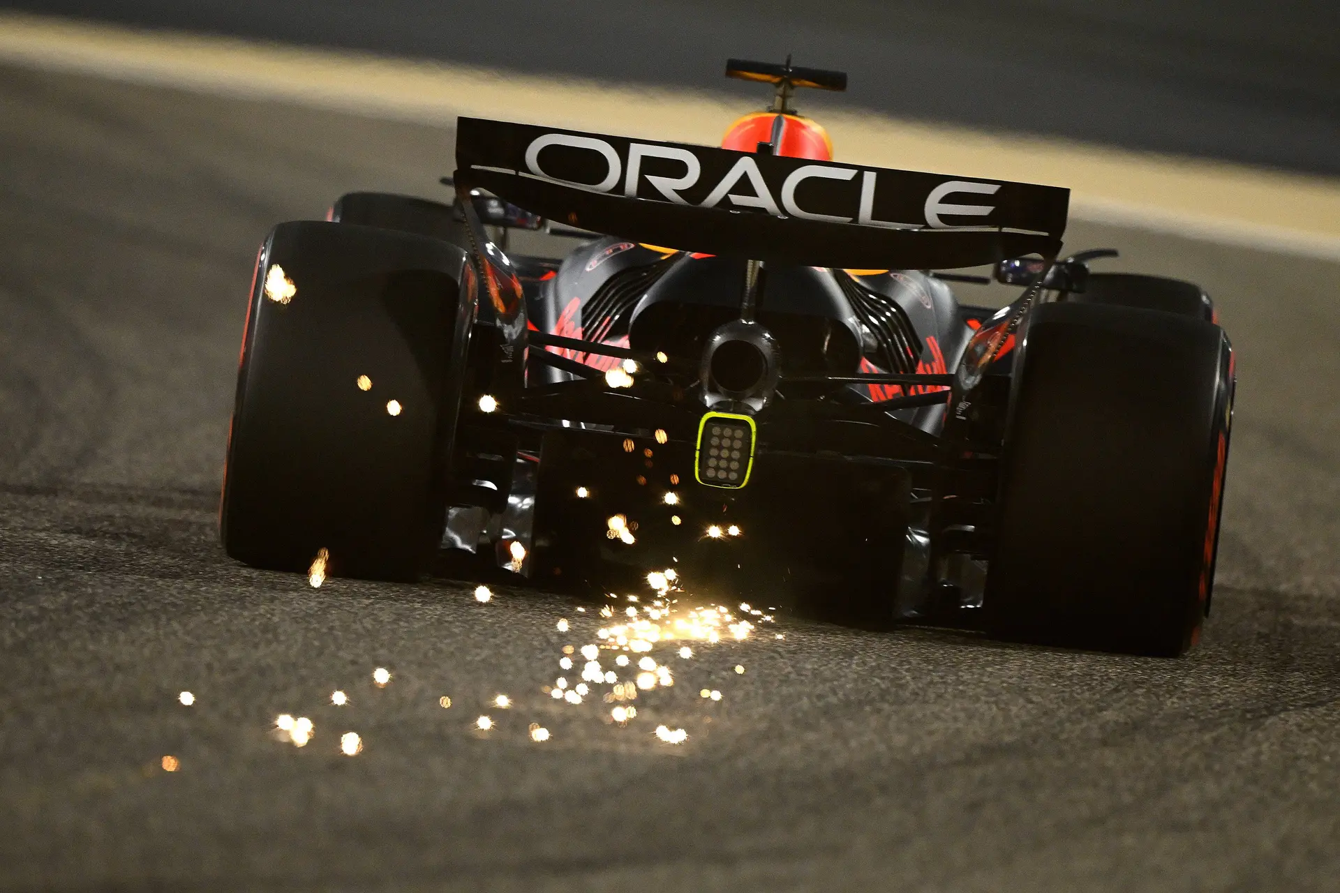 F1 LIVE | Verstappen vloekt, maar is wel sneller dan Norris in VT3