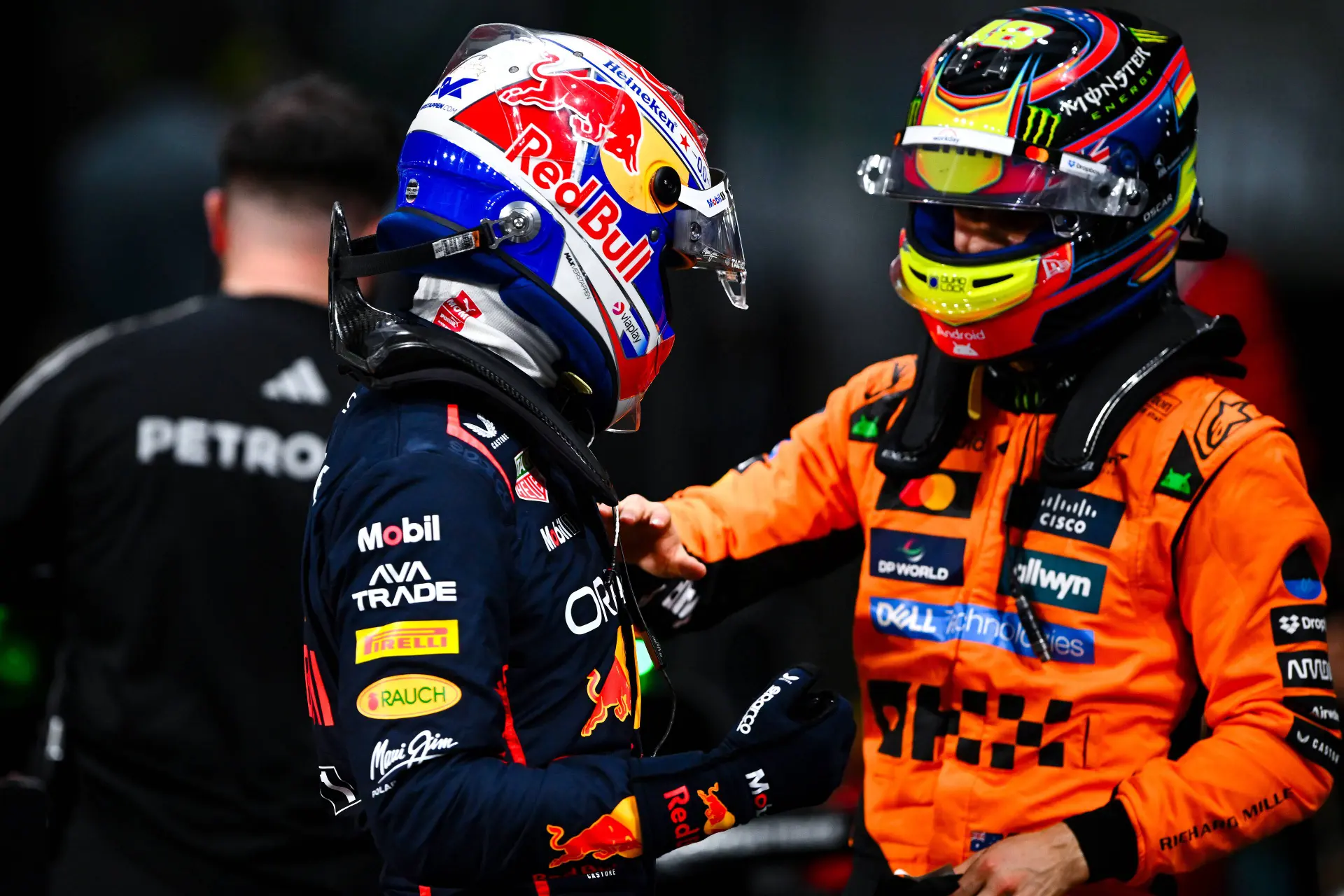Verstappen ondanks incident lovend over Piastri: 'Mensen vergeten dat over hem'