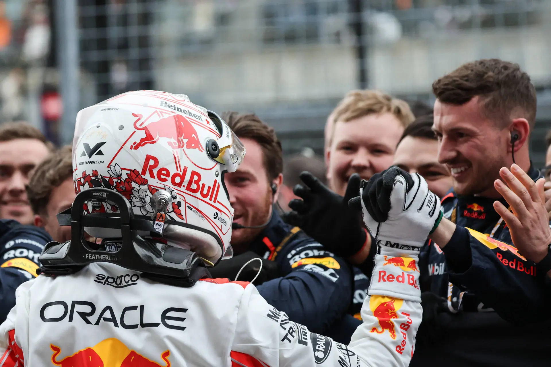 Verstappen heeft ook andere dingen te doen tijdens kwalificatie voor GP Bahrein