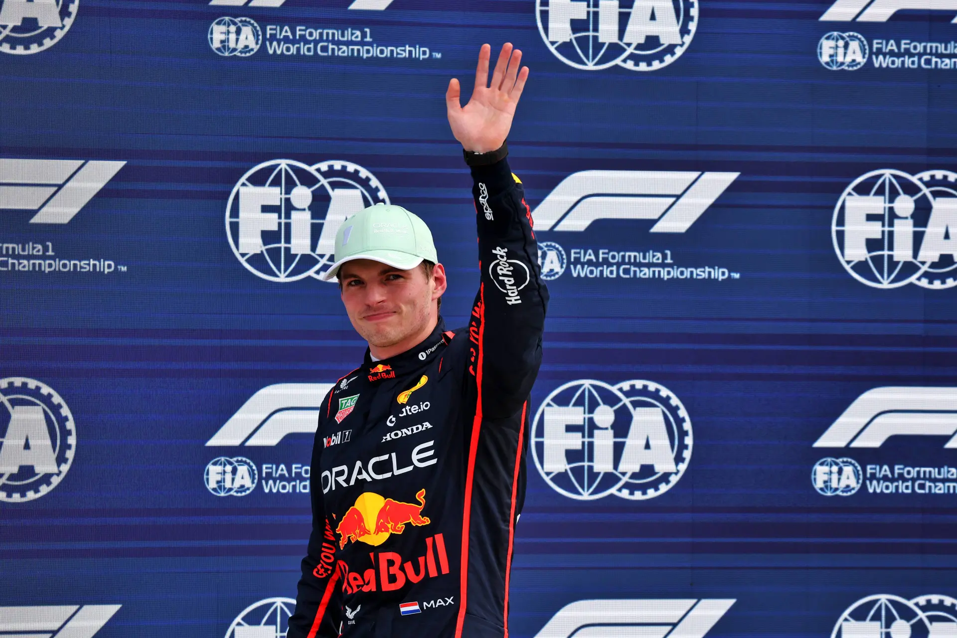 Max Verstappen scheurt over het circuit in een Ferrari tijdens geheime test