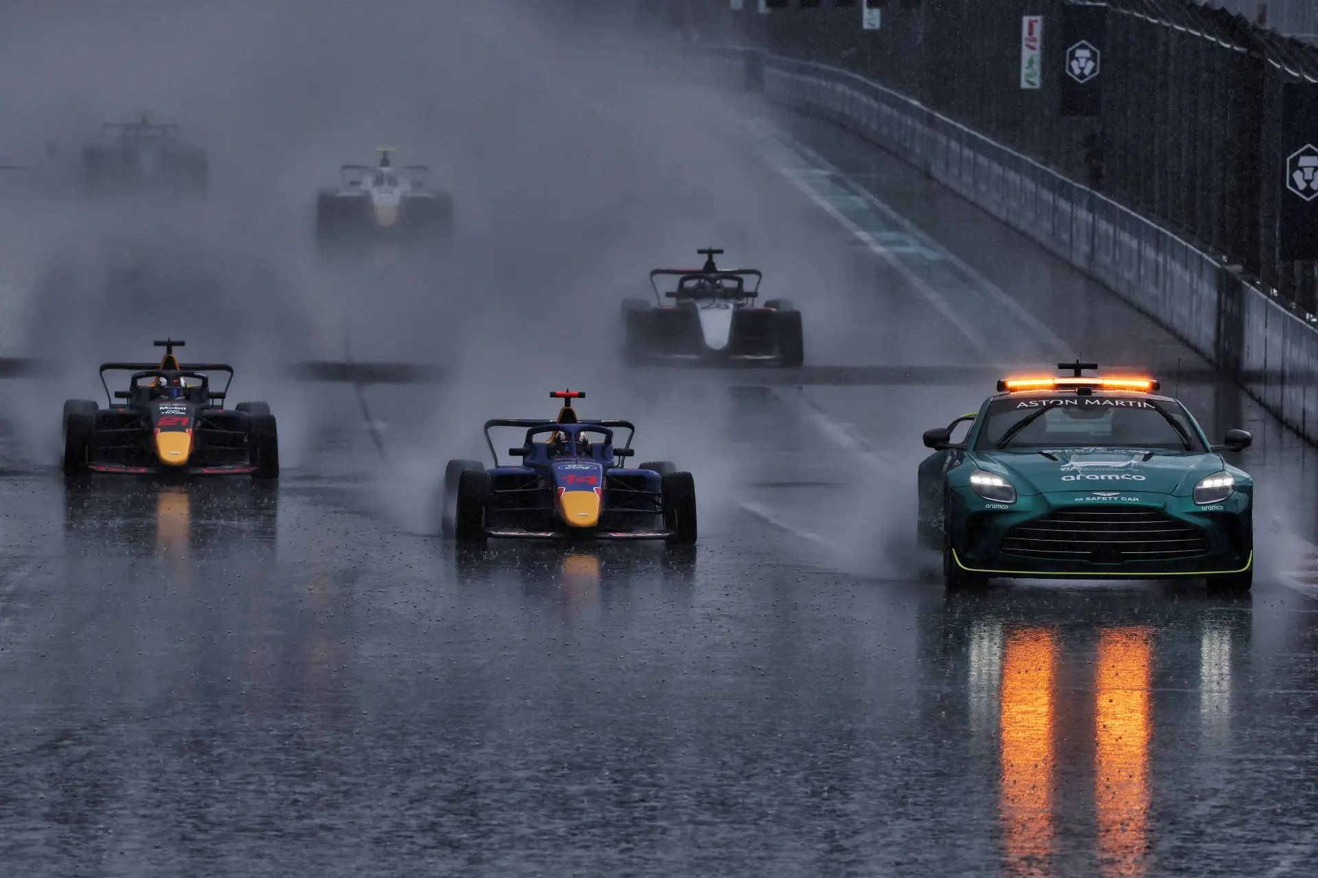 Hevige buien in Miami zorgen voor rode vlag F1 Academy, Formule 1 dreigt ook nat te worden