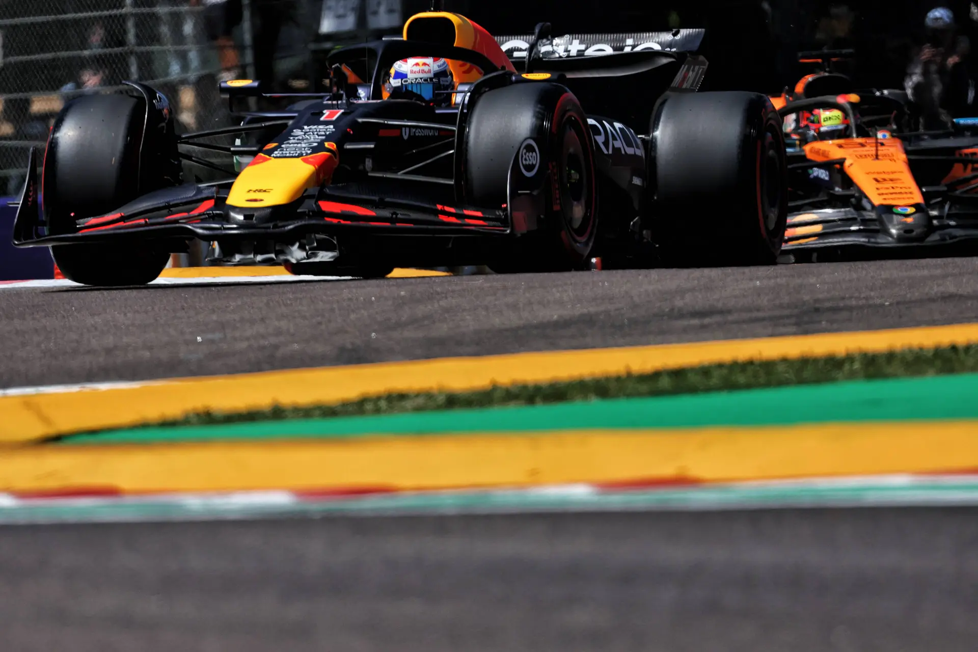 Niet alleen Verstappen, ook Hamilton en Leclerc niet tevreden met hun F1-wagens