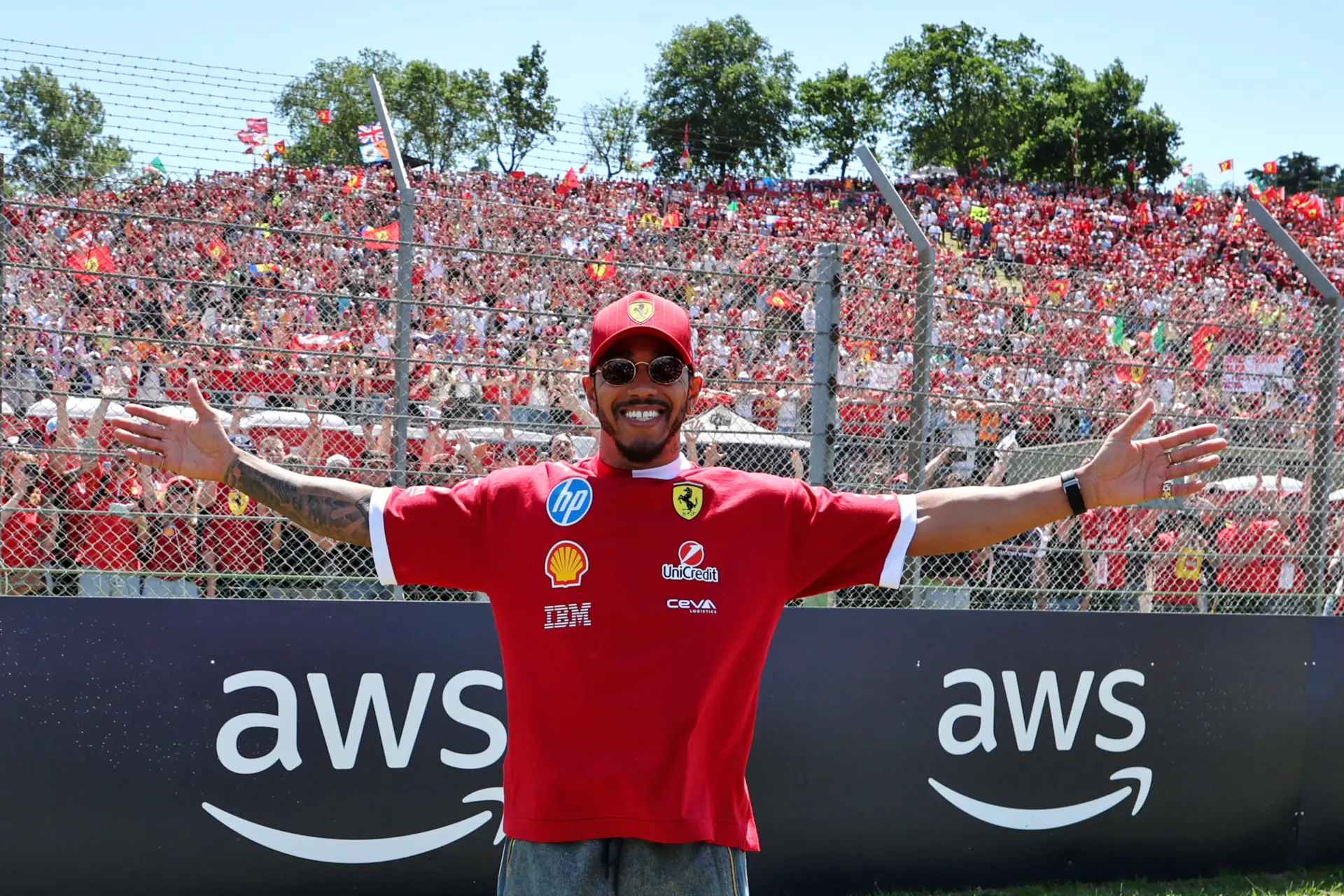 Hamilton blijft vechten voor tifosi tijdens Grand Prix van Emilia-Romagna