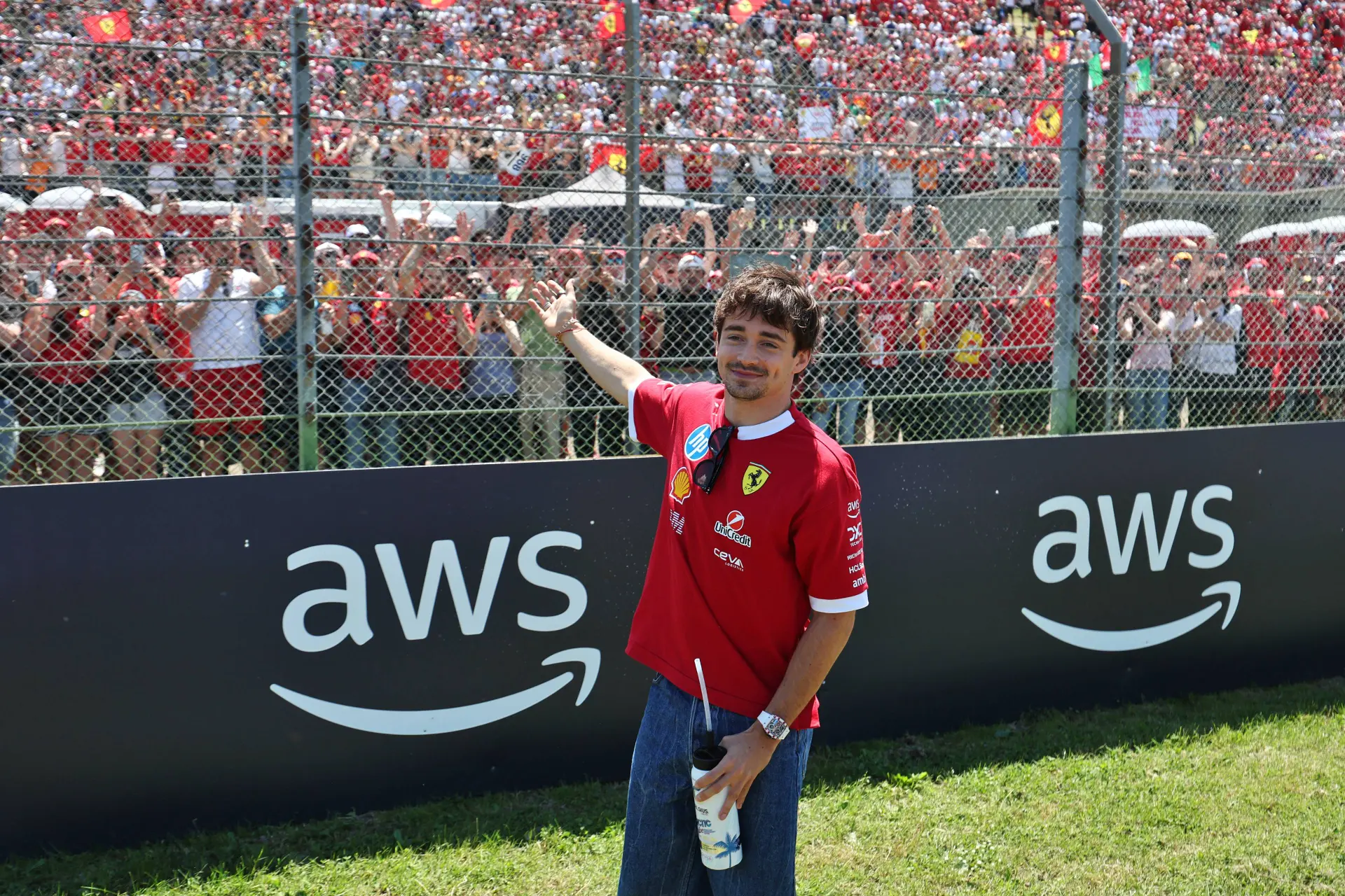 Leclerc in pijlsnelle wagen gespot bij de McDonald's na GP Imola