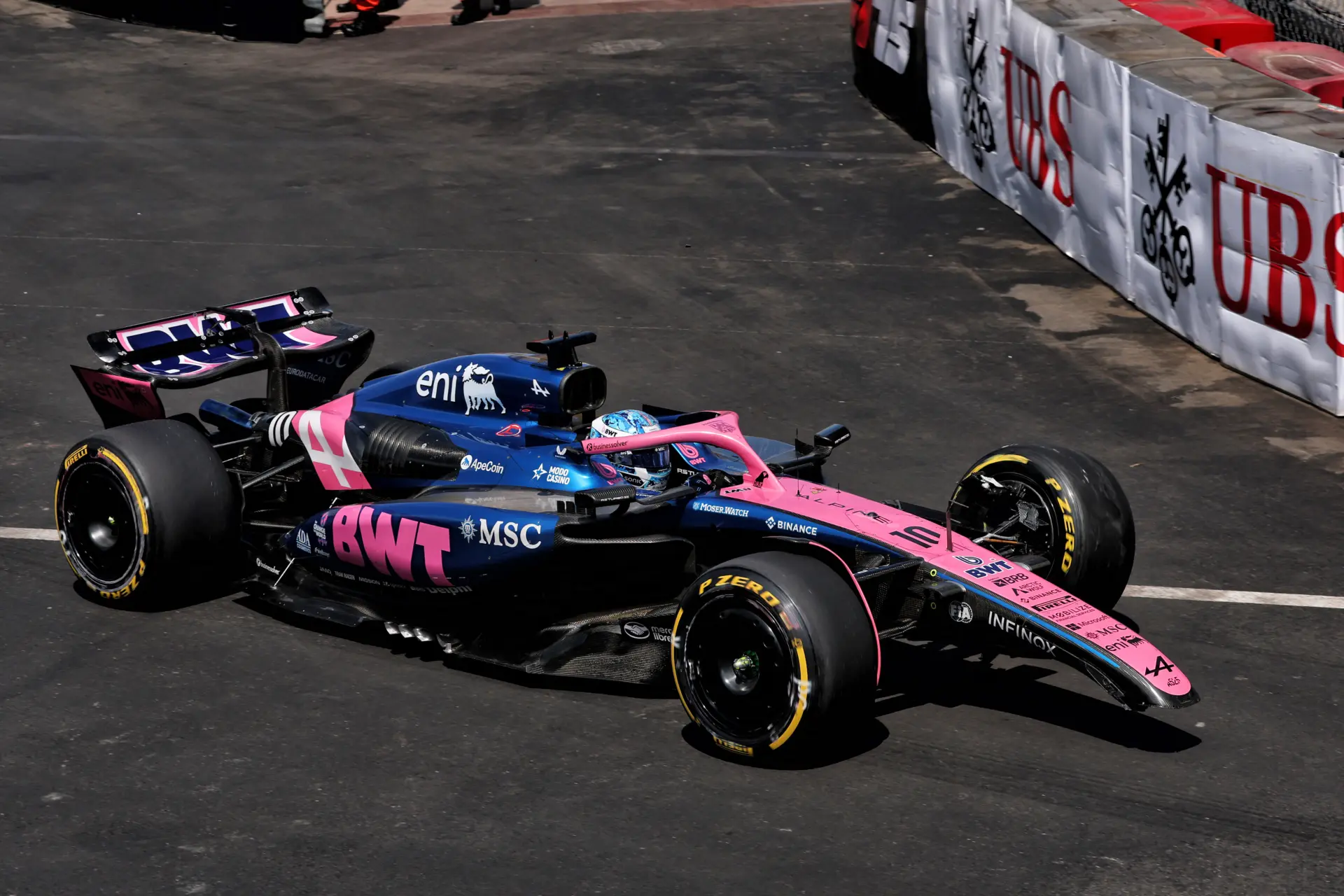 Gasly botst tegen Tsunoda en rijdt verder op drie wielen in Monaco