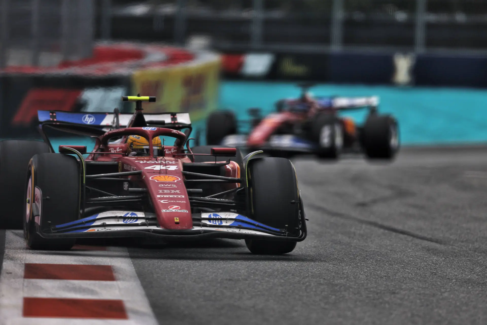 Steiner vindt het ‘bitchen’ van Hamilton en Leclerc volkomen normaal