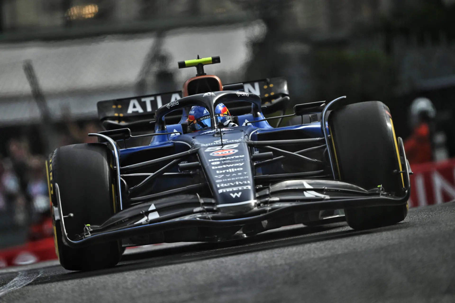 Start GP Oostenrijk afgebroken: probleem op de startgrid met brandende auto, nieuwe starttijd