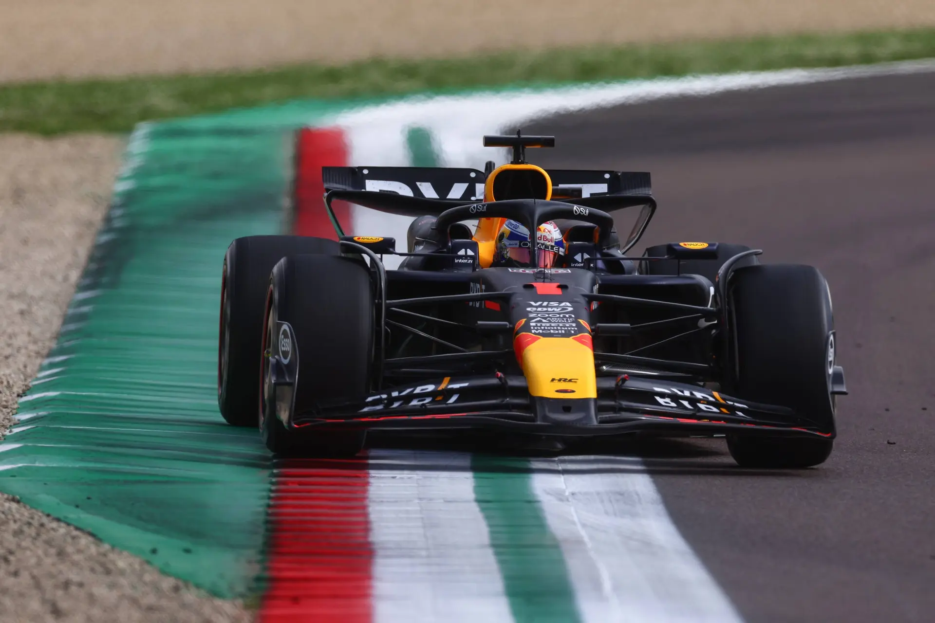 Verstappen verrast Piastri compleet en pakt leiding in GP Imola op briljante wijze