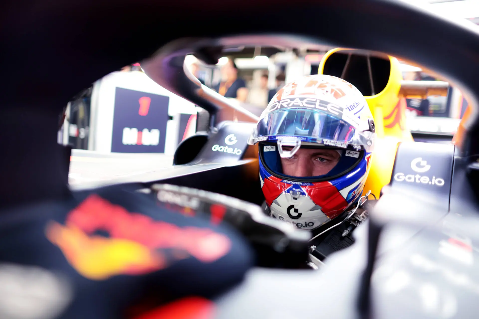 Verstappen start met tweede plek in Spanje, maar ruim achter McLaren