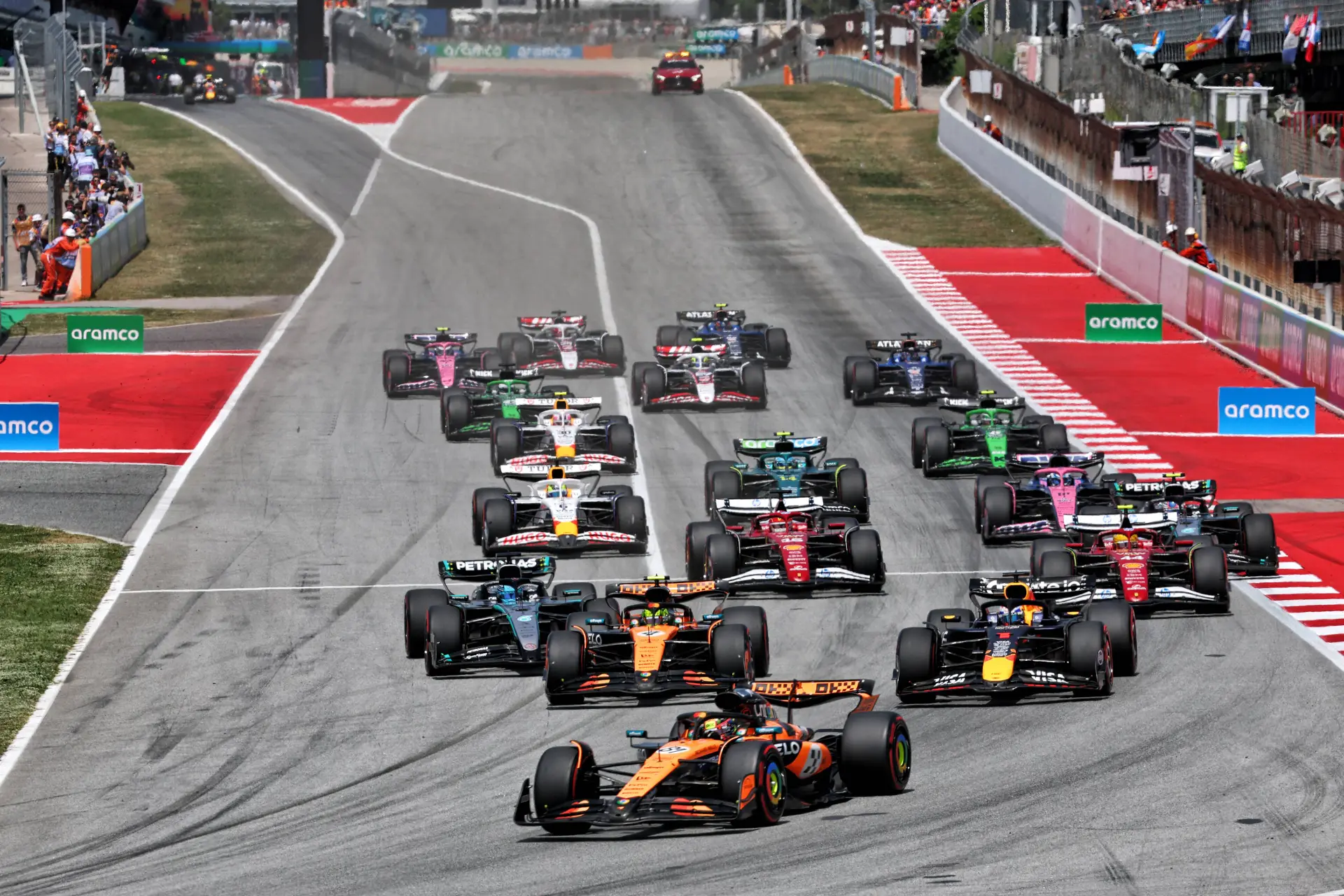 F1 Circuit joins in on viral Coldplay kiss cam moment and warns in advance!